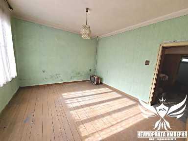 Продавам тристаен 128кв. 1ет. с гараж в гр. Асеновград, широк център