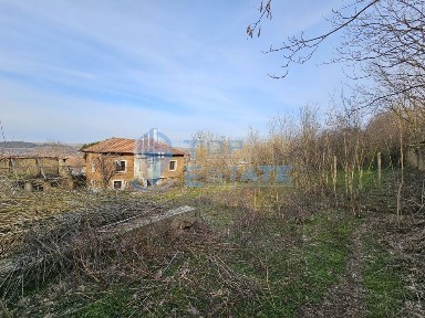 Двуетажна тухлена къща с голям двор в село Козловец, община Свищов