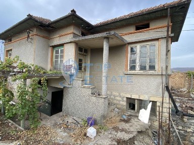 Тухлена къща с гараж в с. Драганово, област Велико Търново.