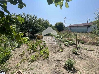 Ексклузивен първи етаж от двуетажна масивна къща за продажба, с двор