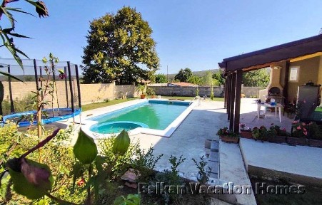 Изискана семейна вила с басейн и близост до морето в Юнец