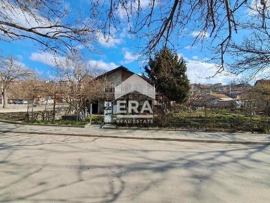 Двуетажна тухлена къща за продажба, с двор, складови постройки и таван