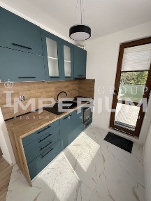 ЧИСТО НОВ! Тристаен апартамент с ПАРКОМЯСТО под наем в района на кв.