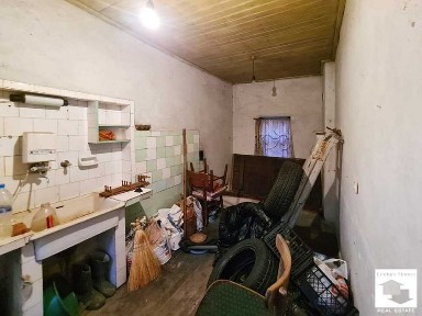 116209 Едноетажна тухлена къща с гараж и кладенец в с. Хотница