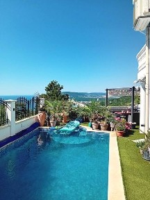 Луксозна триетажна къща с басейн, сауна и гараж в гр. Балчик