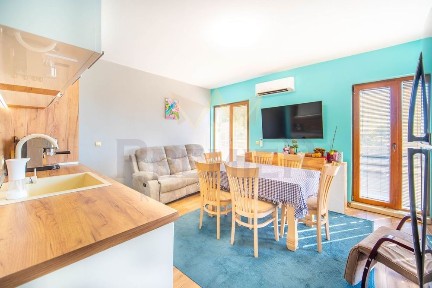 Многофункционална къща с осем апартамента подземен паркинг и морска п