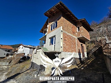 Триетажна къща с гараж и изолация 210РЗП с 564кв двор село Момчиловци