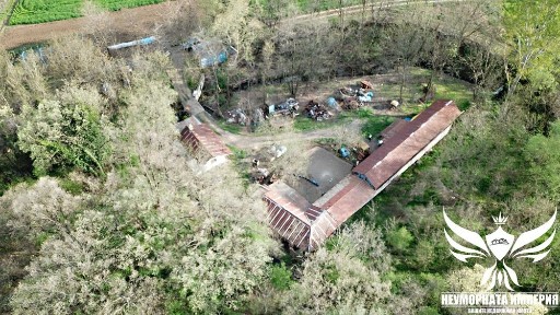 Продавам ферма и селскостопански сгради 320РЗП в имот 980кв с. Козаново