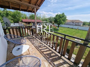 Двуетажна къща с басейн в близост до язовир! Две паркоместа! Екологич