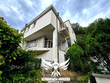 Продавам четириетажна къща РЗП 370кв с 495кв двор гр. Асеновград център