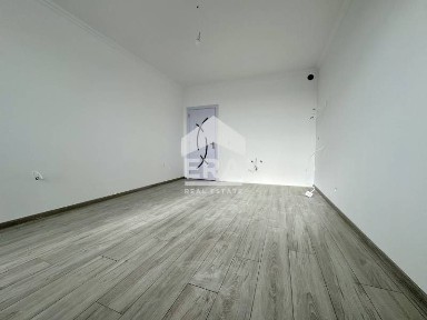 Тристаен апартамент за продажба, изцяло отремонтиран, в състояние 