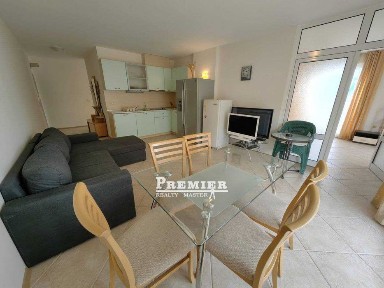 Обзаведен тристаен апартамент на първа линия в Ахелой