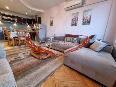 Тристаен обзаведен апартамент под наем в района на кв. Левски, гр. Ва