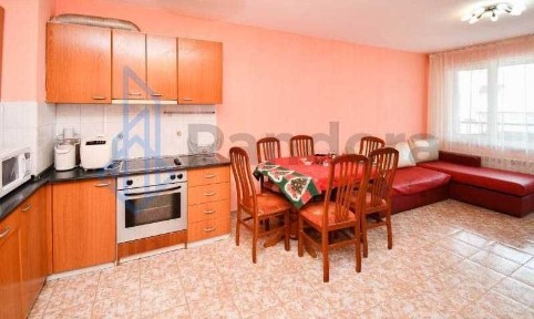 Тристаен апартамент под наем в Центъра