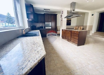 Къща с пет спални, камина, басейн и гараж за продажба, град Балчик, Я