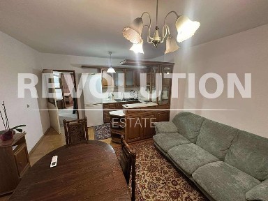 Тристаен апартамент в района на Колхозен пазар!