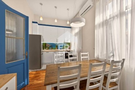 Тристаен, ексклузивен, обзаведен апартамент за продажба, представляващ