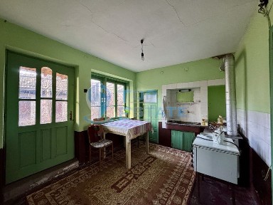 Къща с кладенец, гараж и стопански постройки в село Долна Липница, об