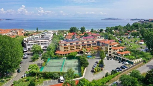 Живейте със звукa на морето и залезите на плаж Златна рибка