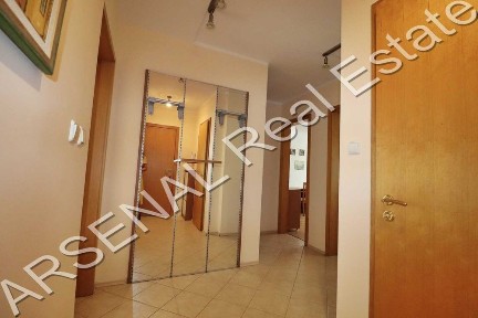 Тристаен апартамент под наем, Иван Вазов