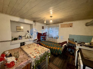 Двуетажна тухлена къща с голям двор в село Нова Върбовка, област Вели