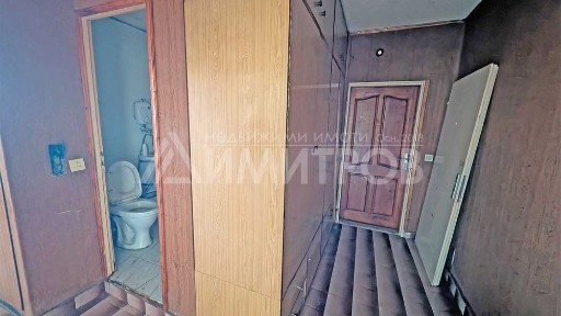 Продава двустаен апартамент 65 кв. м. нисък етаж в гр. Нови пазар.