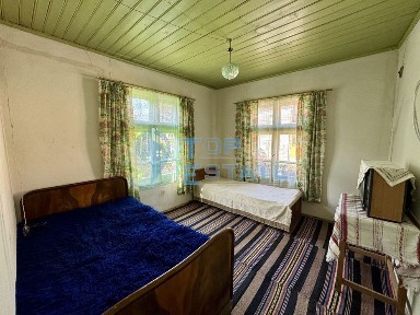 Тухлена къща с допълнителни постройки в село Миндя, област Велико Тър