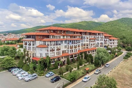 Тристаен с гледка море в комплекс Етъра