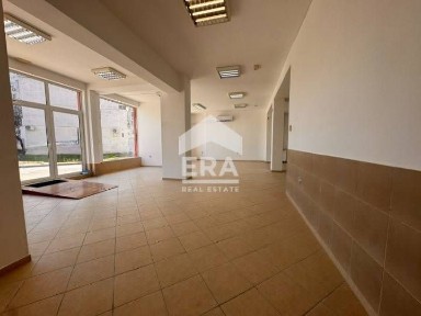 Търговско помещение след основен ремонт, с голяма витрина, за под наем