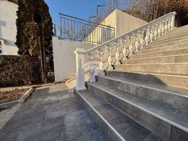 Нова къща с три спални, басейн, гараж и планинска гледка за продажба