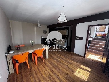 Продава къща с басейн и голям двор, с. Ветрино