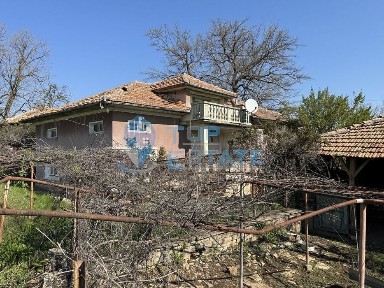Двуетажна тухлена къща с голям двор в село Нова Върбовка, област Вели