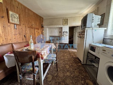 Къща с голям двор и допълнителни постройки в село Хотница, област Велик
