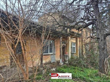 Двуетажна къща с двор в гр. Павликени