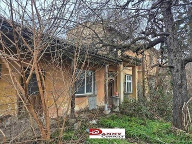 Двуетажна къща с двор в гр. Павликени