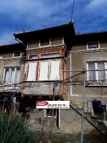 Къща с двор и кладенец за продажба в с. Михалци