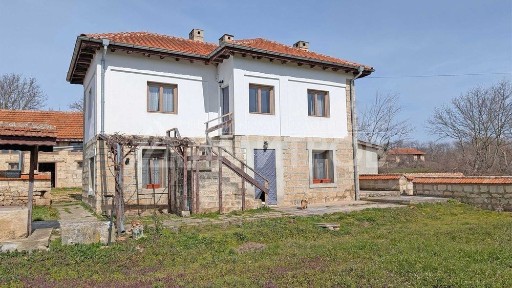 Продава двуетажна каменна къща в провансалски стил с 2,5 дка двор.
