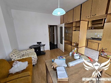 Продавам четиристаен апартамент 118кв. 3ет. гр. Асеновград, стадиона