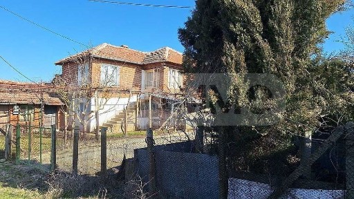 Двуетажна къща с просторен двор в село Шарково
