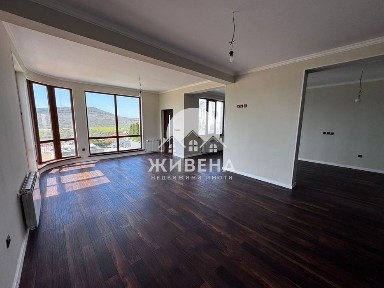 Продава триетажна къща с басейн в с. Оброчище