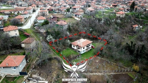 Продавам двуетажна къща 214РЗП с широк двор 1235кв. в с. Новаково