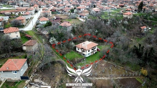 Продавам двуетажна къща 214РЗП с широк двор 1235кв. в с. Новаково