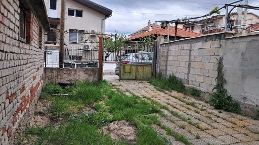 Етаж от къща 95 кв. м, приземен 45 кв. м, гараж 23 кв. м и двор в Сопот
