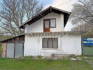 Продава вила на два етажа с дворно място 1,5 дка в с. Писарево, общ. Нови пазар, област Шумен