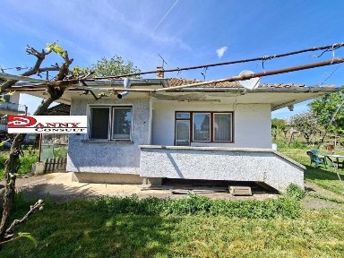 Едноетажна монолитна къща за продажба в гр. Стражица