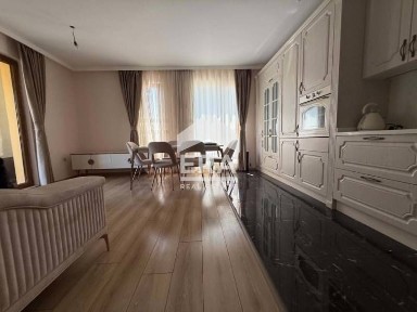 Тристаен, обзаведен, югоизточен апартамент за продажба, в нов жилищен