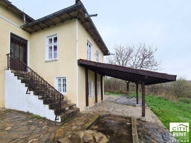 130037 Къща с три спални, двор и прекрасна гледка под наем, в с. Родина