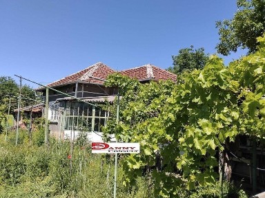 Къща с двор и кладенец в с. Бутово - общ. Павликени