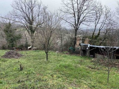 Продава се къща с голям двор на 8 км от Габрово