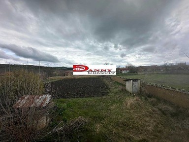 Двуетажна къща с двор и кладенец в с. Иванча
